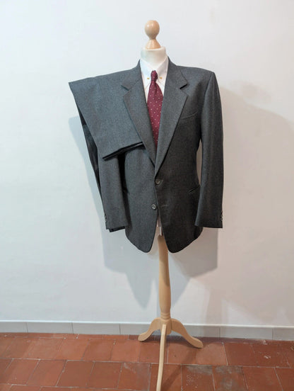 Élégant costume gris en flanelle lourde