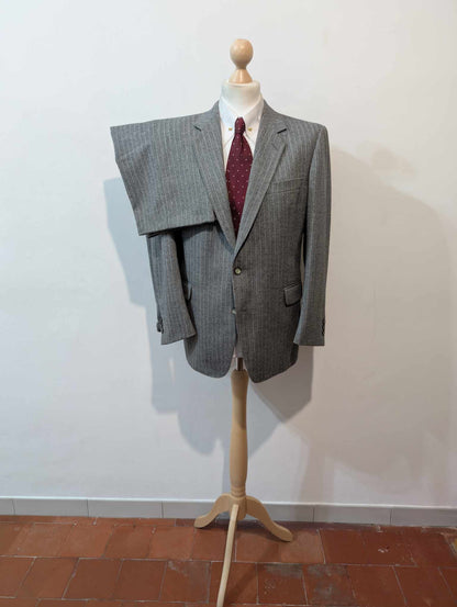 Gentille costume pinstripe en tweed