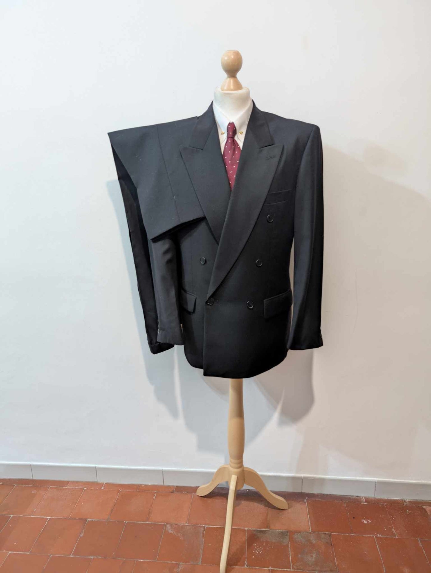 Sombre costume croisé noir en laine