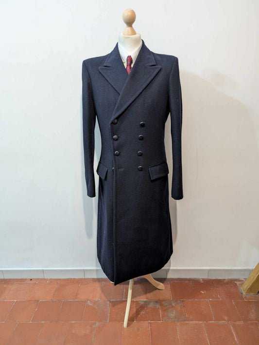 Légendaire manteau croisé de couleur bleu marine en laine.