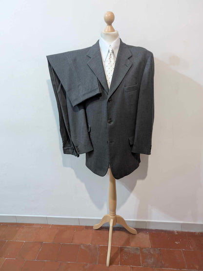 Einfacher grauer Flanellanzug