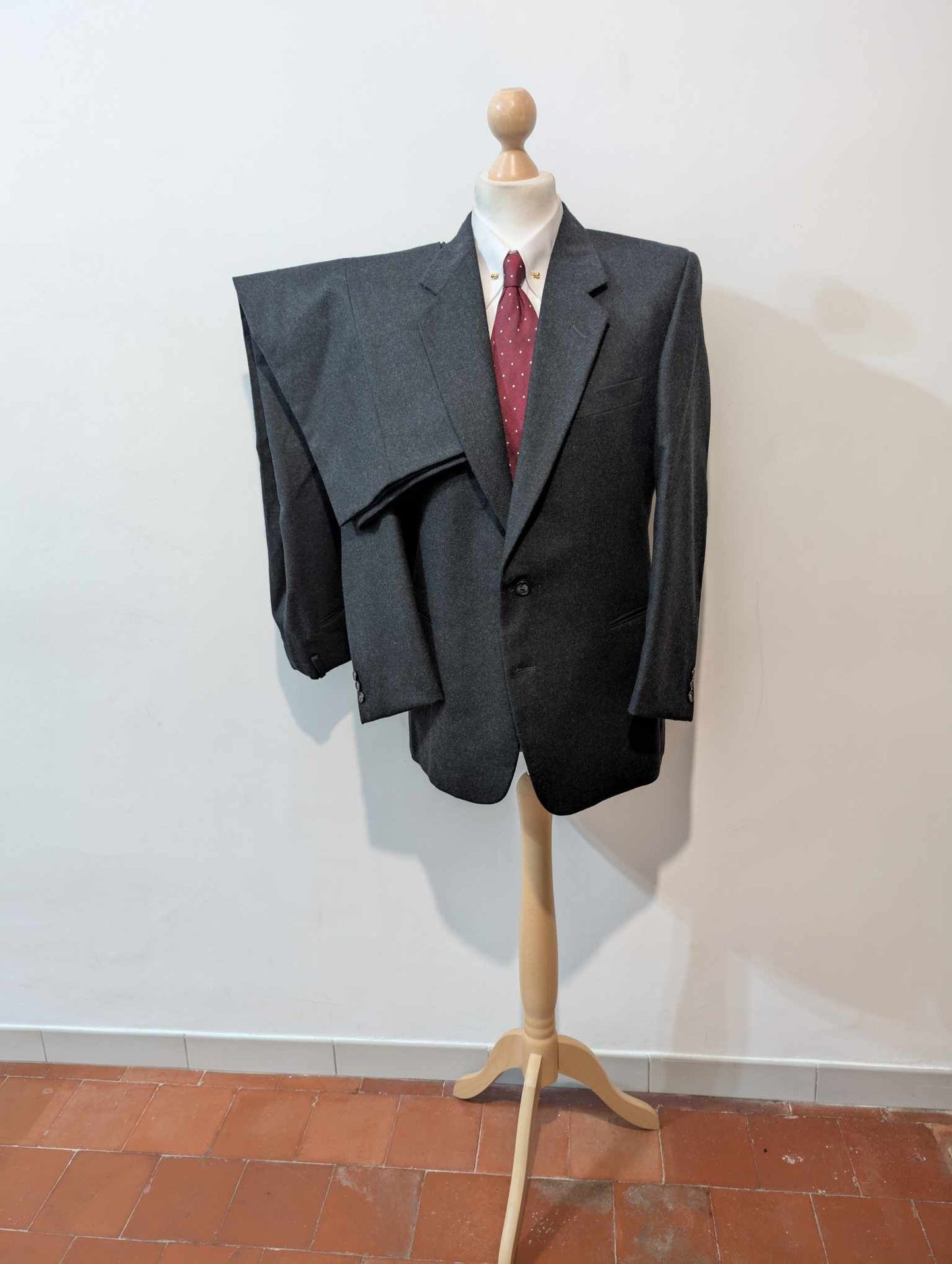 Mignon costume de couleur gris anthracite en flanelle