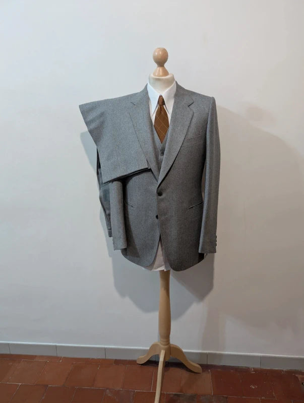 Prächtiger dreiteiliger grauer Wollflanellanzug