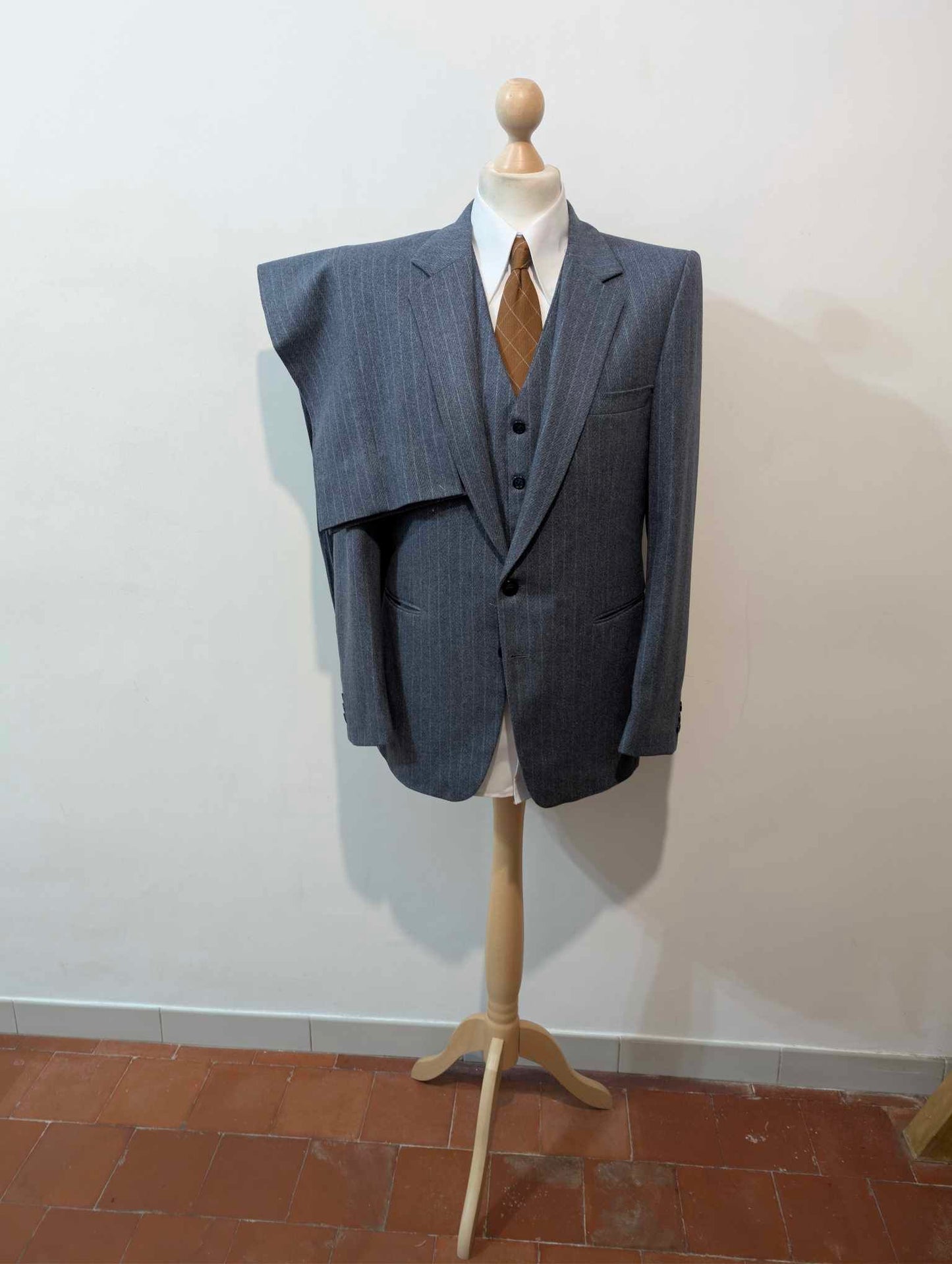 Furchterregender dreiteiliger Nadelstreifenanzug aus schwerem Flanell