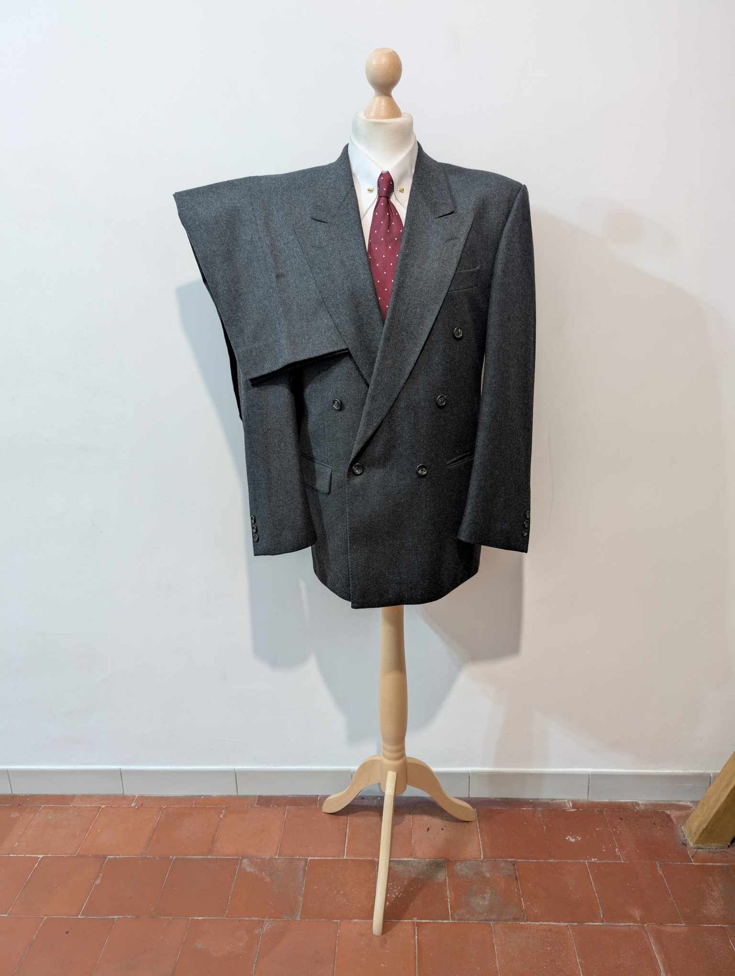 Incroyable costume croisé gris en flanelle lourde