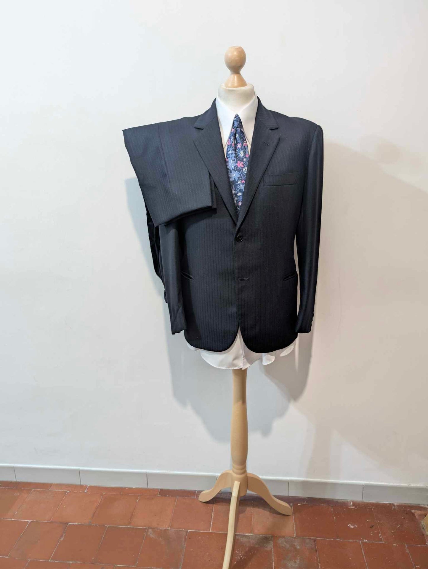 Klassischer maßgeschneiderter Anzug aus marineblauer Wolle