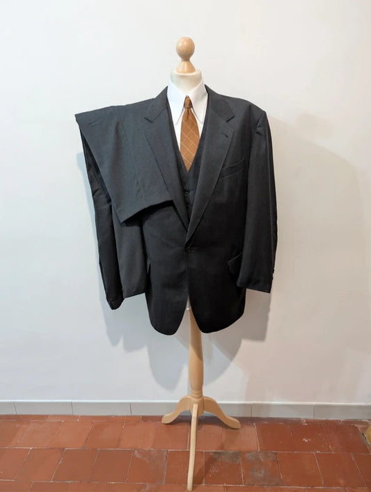 Riesiger dreiteiliger grauer Wollanzug