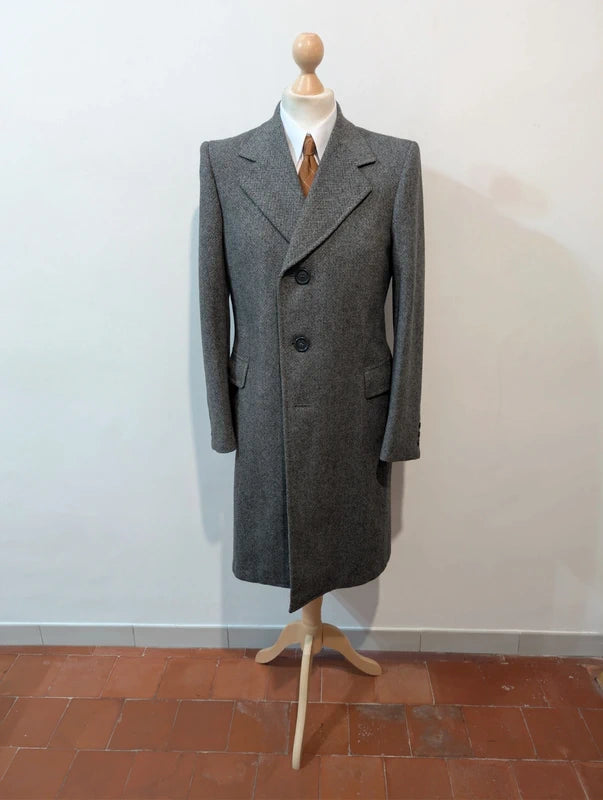 Süßer grauer Wollmantel