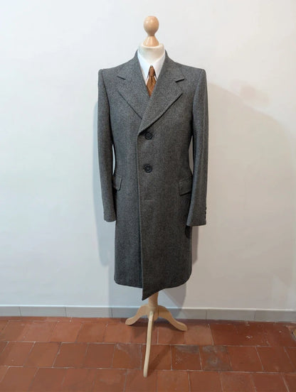 Süßer grauer Wollmantel