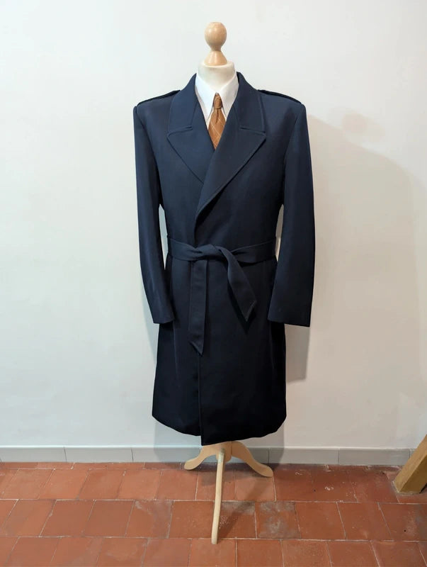 Geheimnisvoller zweireihiger Wollmantel