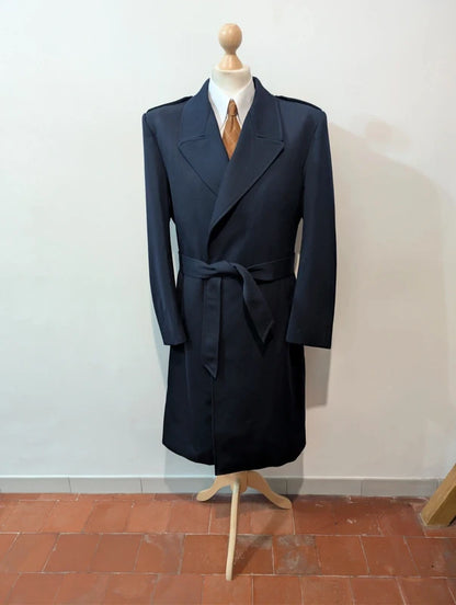 Geheimnisvoller zweireihiger Wollmantel