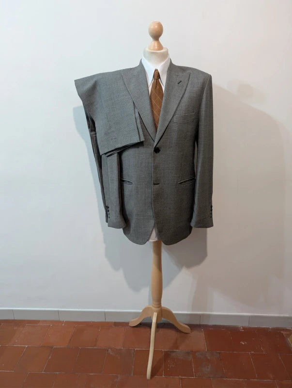 Gentil costume gris en pied de poule