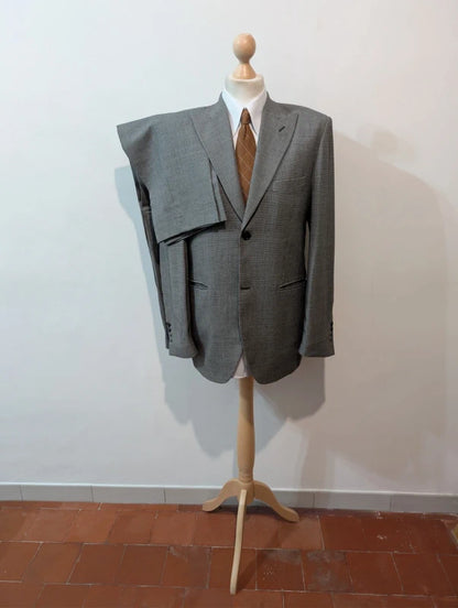 Gentil costume gris en pied de poule