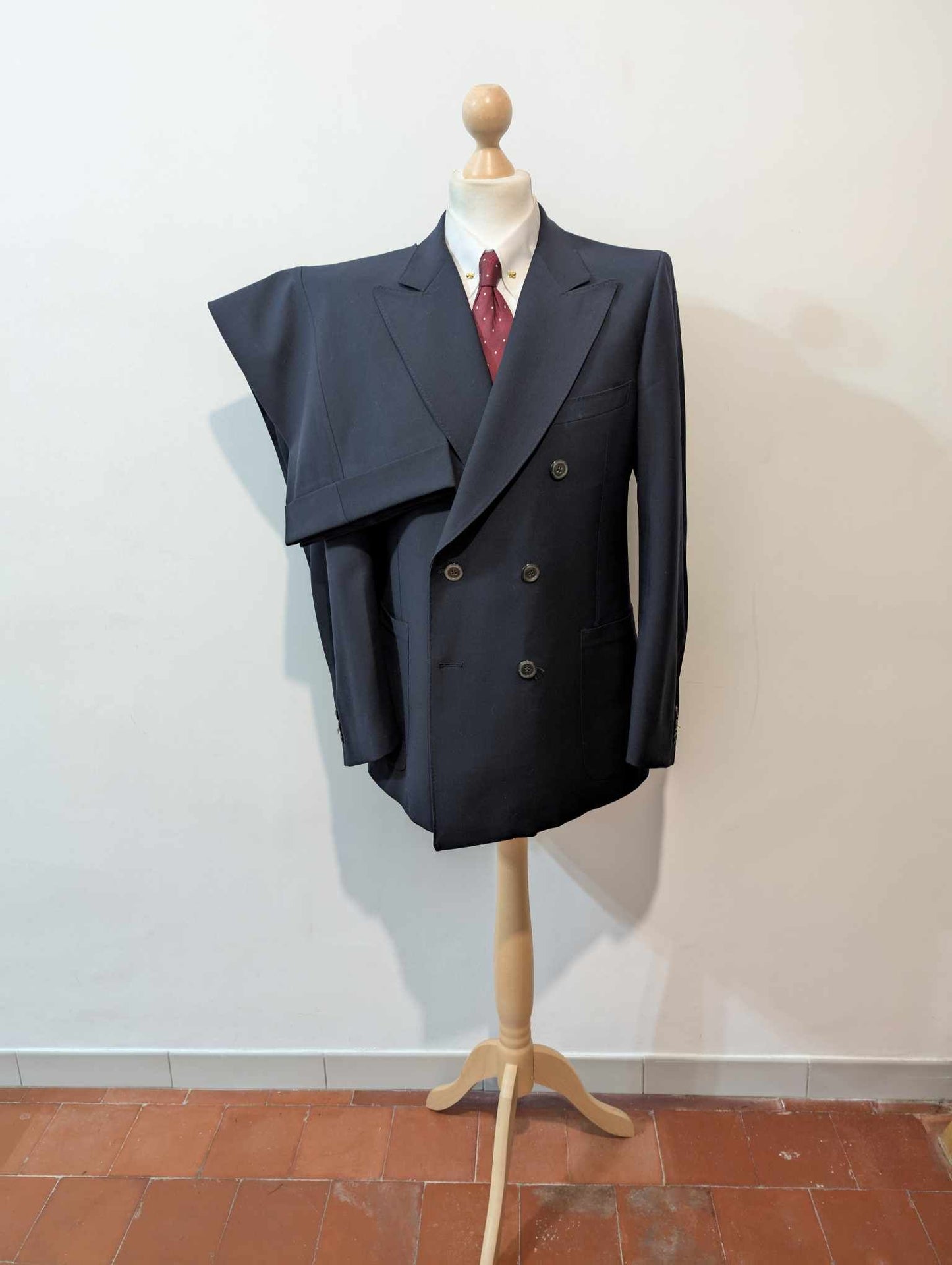 Fabuleux costume croisé de couleur bleu marine en laine épaisse