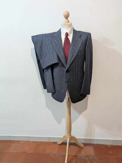 Élégant costume de couleur bleu à rayures en flanelle lourde