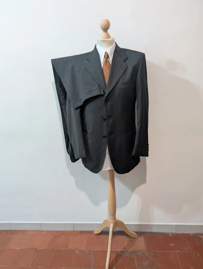 Klassischer grauer Wollanzug