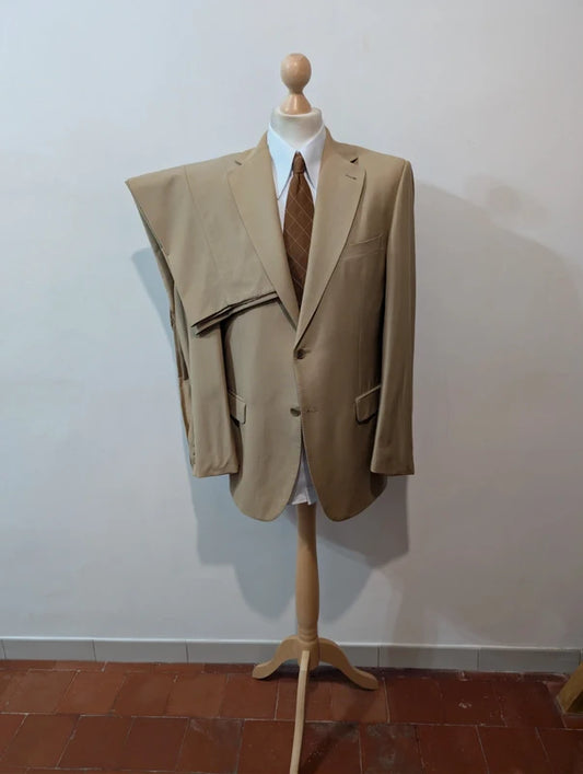 Lumineux costume beige en laine froide