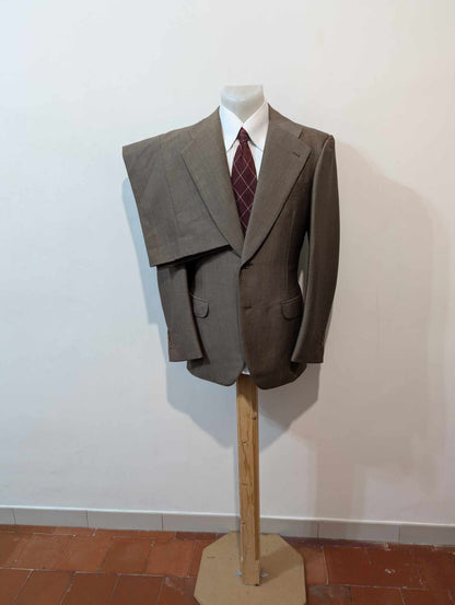 Gentil costume de couleur marron en laine