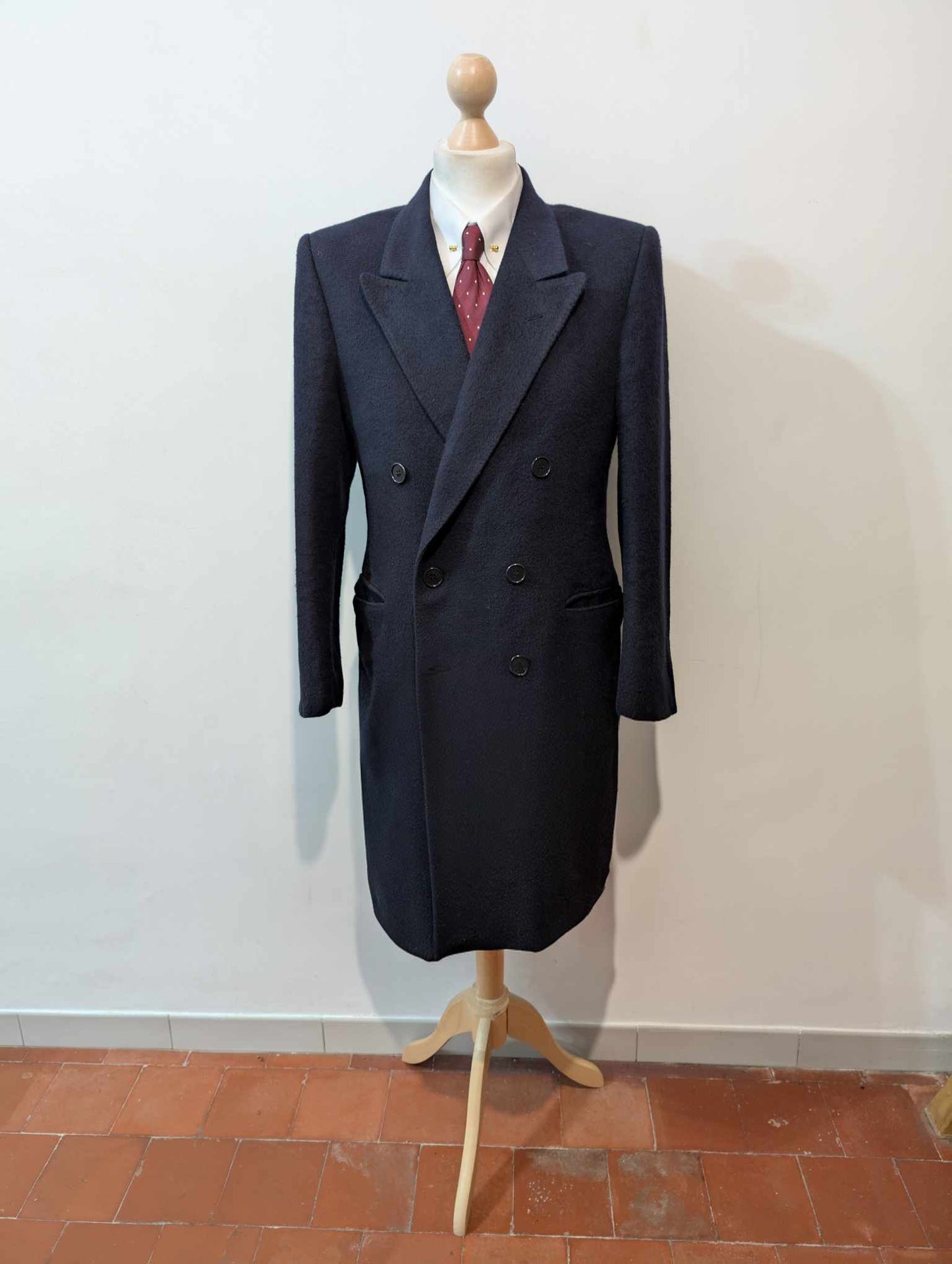 Élégant manteau croisés de couleur bleu marine en laine