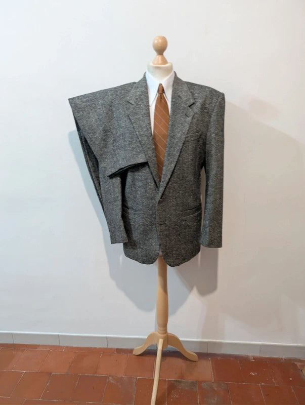Hervorragender grauer Tweedanzug