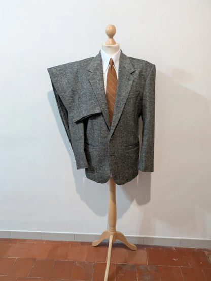 Hervorragender grauer Tweedanzug