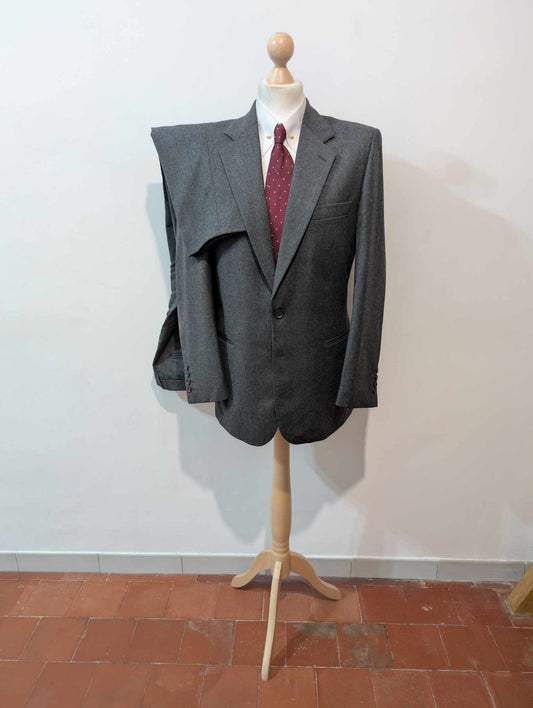Gentil costume gris en flanelle de laine