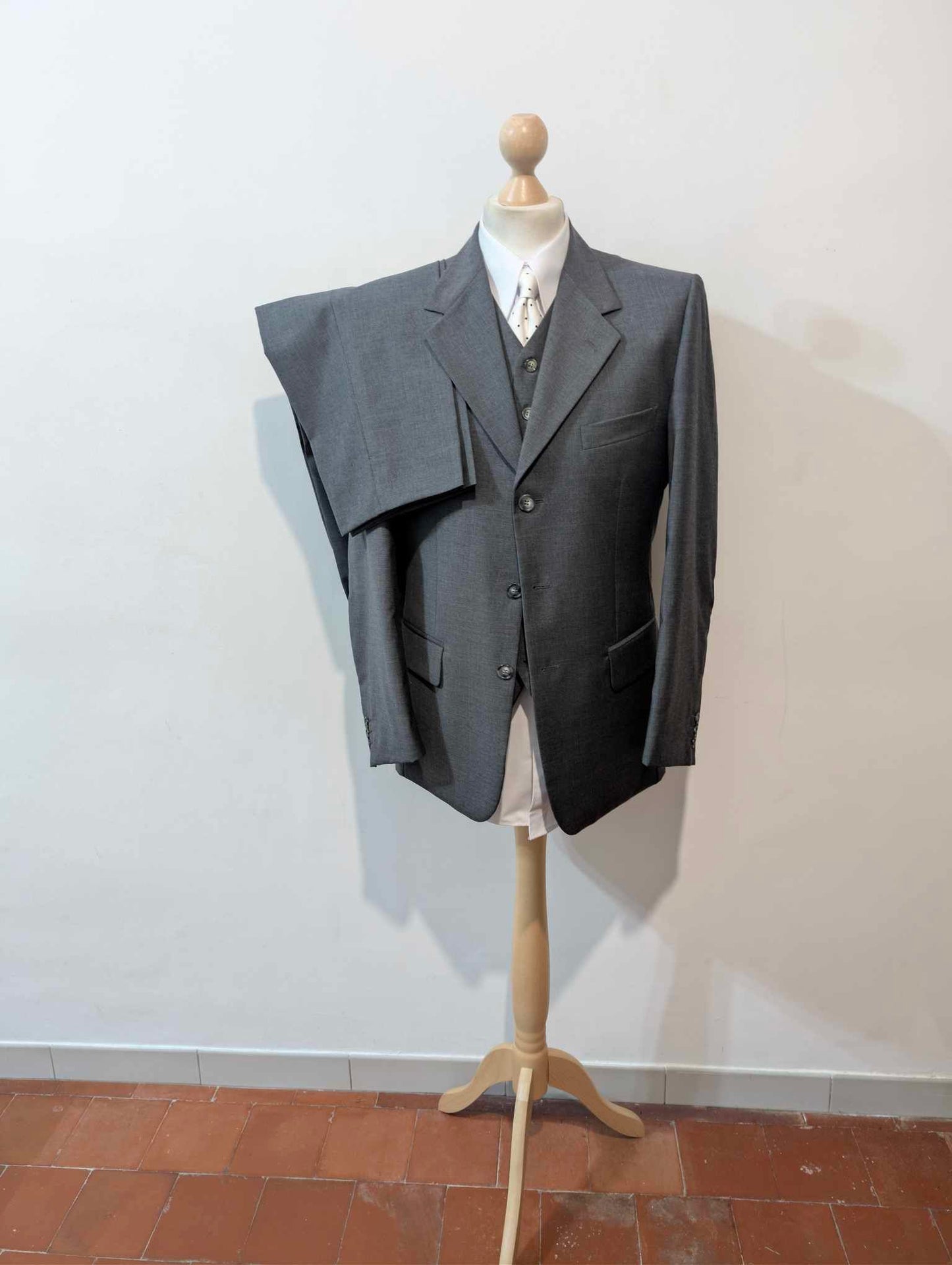 Eleganter dreiteiliger grauer Wollanzug