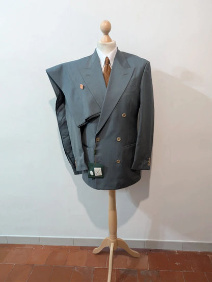 Leichter, zweireihiger blauer Anzug aus heller Wolle