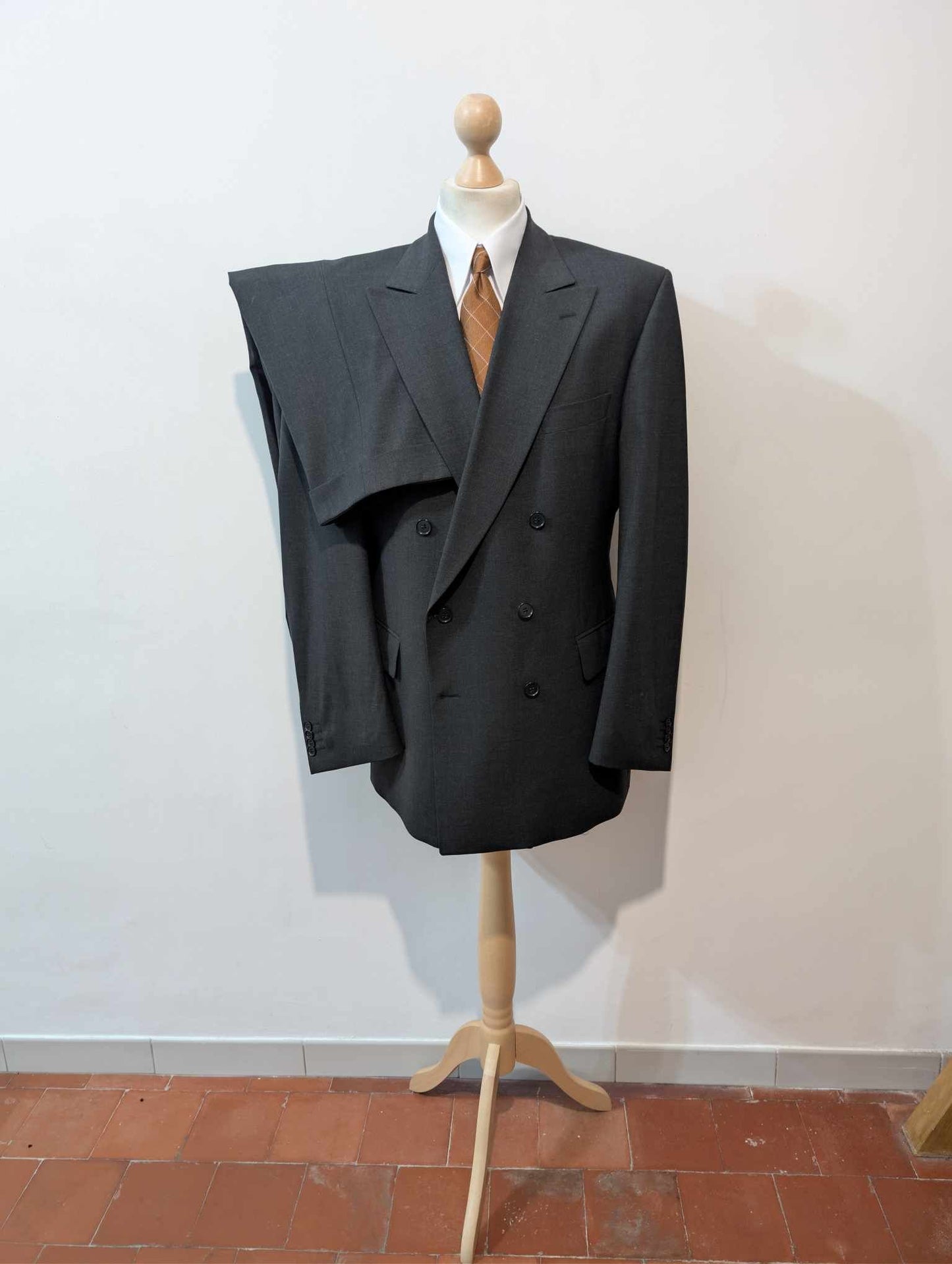 Sublime costume croisé de couleur gris en laine froide