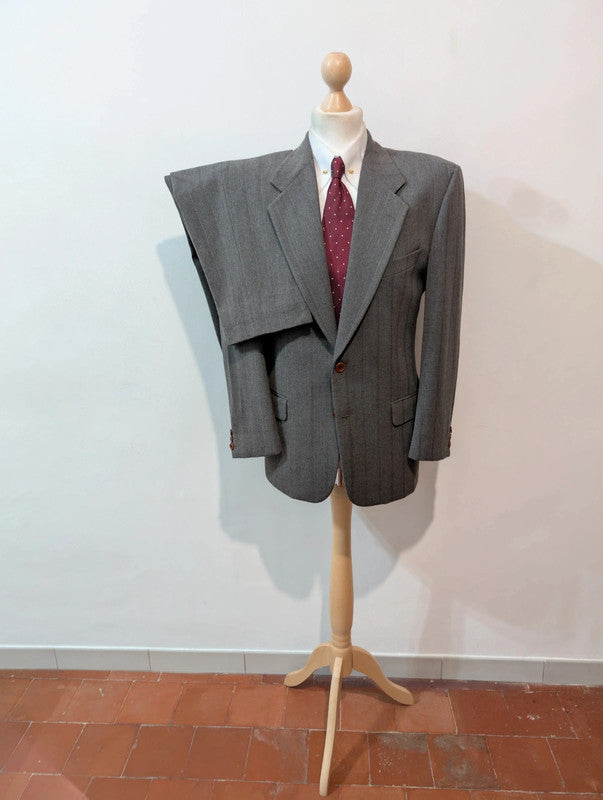 Élégant costume gris a rayure en laine