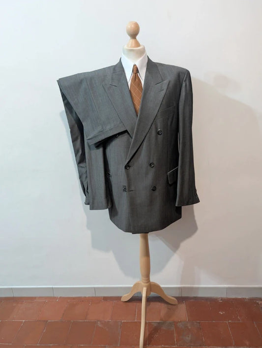 Wunderschöner, zweireihiger grauer Anzug aus leichter Wolle
