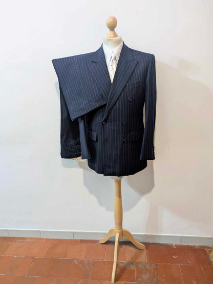 Legendärer dreiteiliger, doppelreihiger Flanellanzug mit Nadelstreifen.