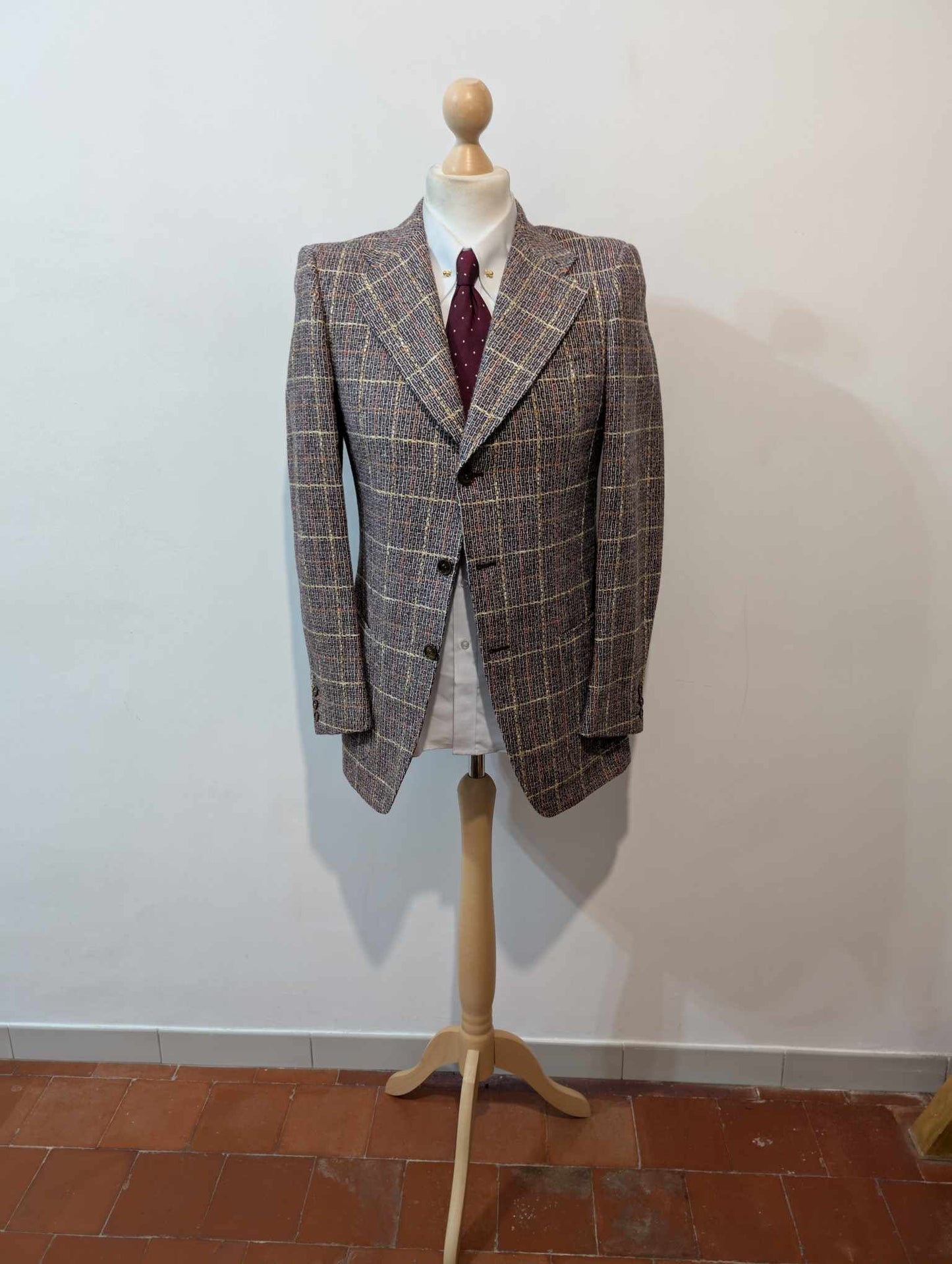 Gentille veste à carreaux en tweed.