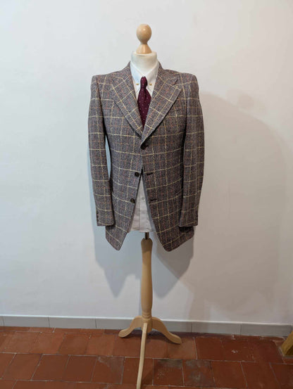 Gentille veste à carreaux en tweed.