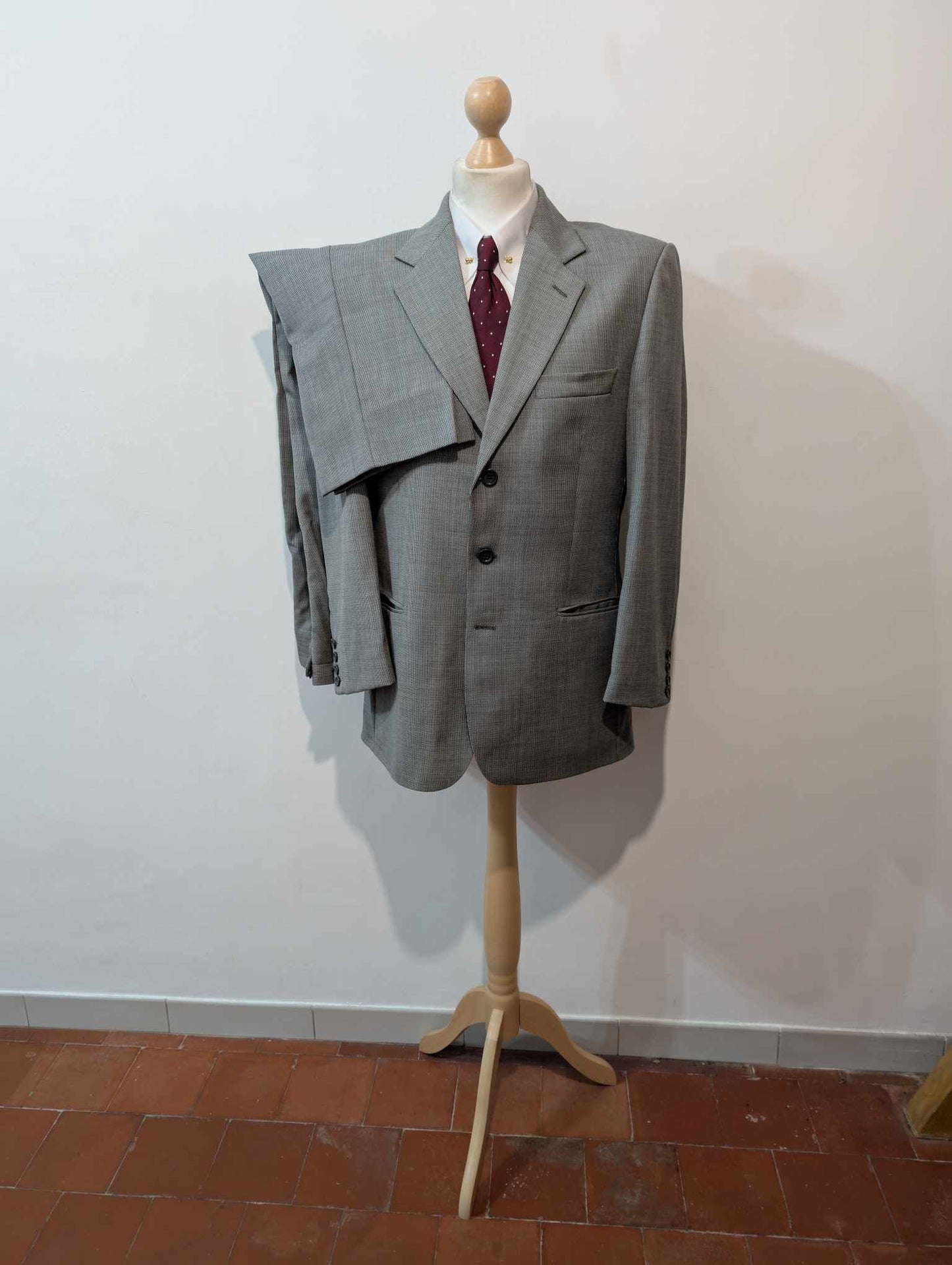 Gentil costume gris à motif pied de poule