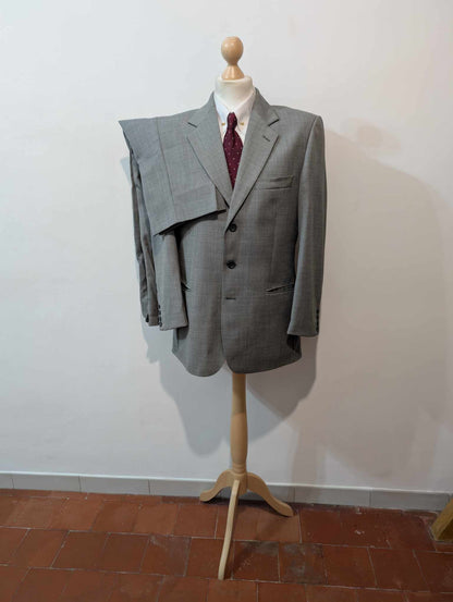 Gentil costume gris à motif pied de poule