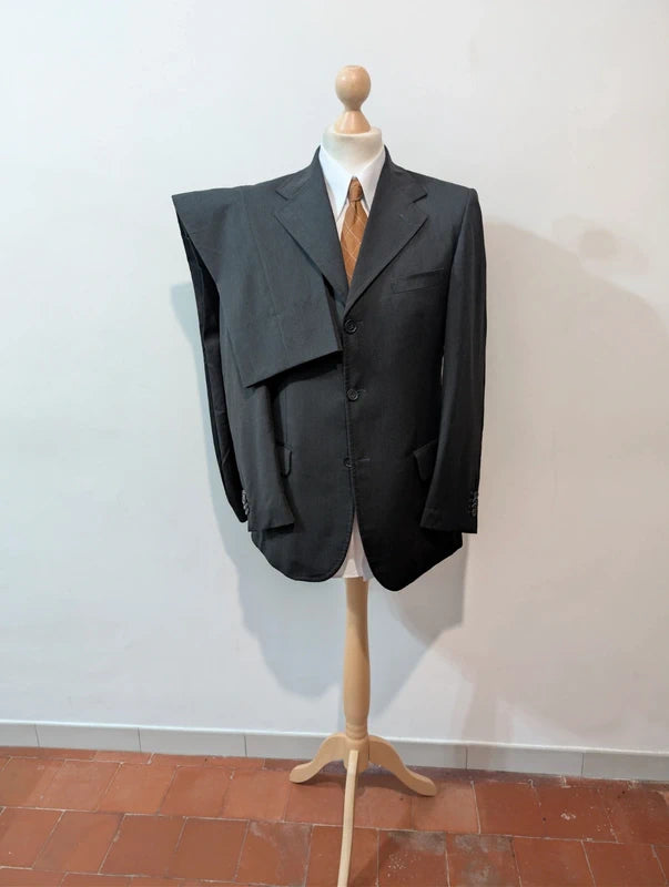 Klassischer grauer Wollanzug