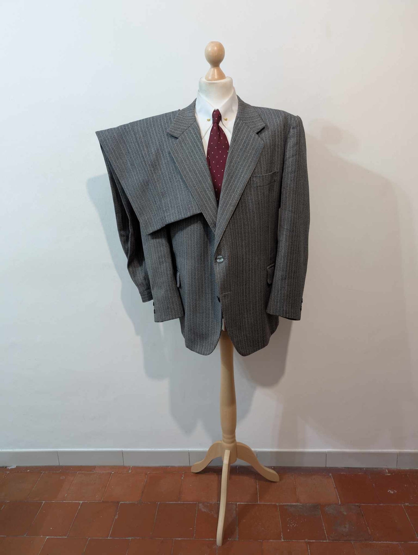 Gigantesque costume pinstripe bespoke