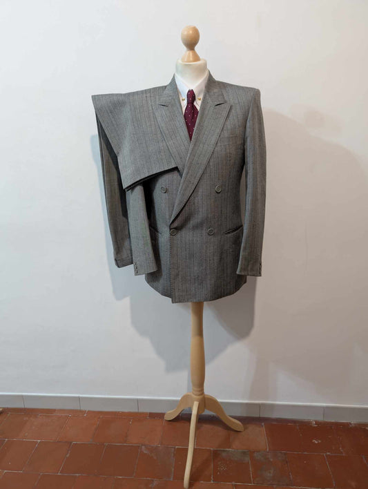 Gentille costume croisé pinstripe de couleur gris en laine