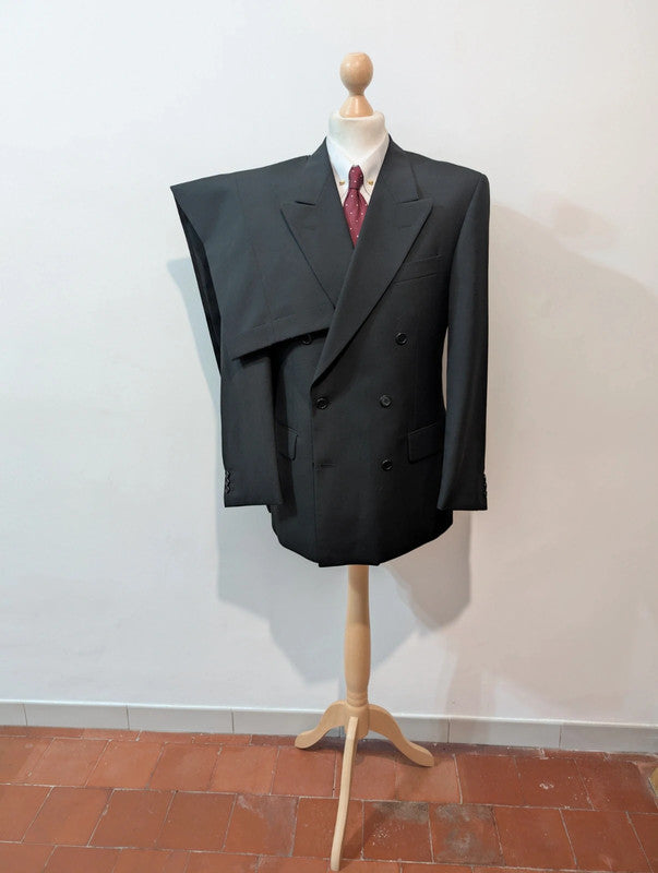 Sombre costume croisé noir en laine froide