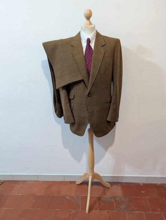 Mystérieux costume marron kaki en tweed