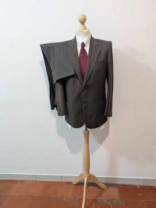 Élégant costume chalkstripe marron en flanelle