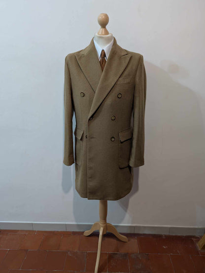 Originaler kamelfarbener, zweireihiger Wollmantel