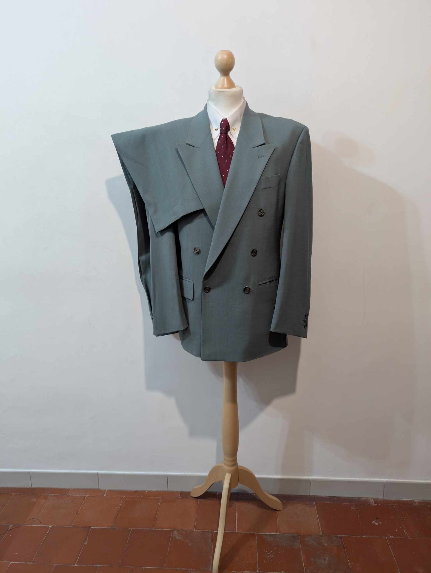 Élégant costume croisé de couleurs gris bleu en laine