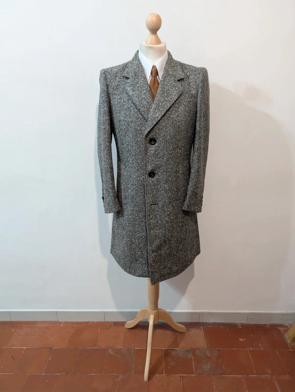 Klassischer grauer Tweedmantel