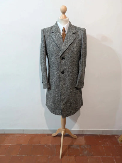 Klassischer grauer Tweedmantel