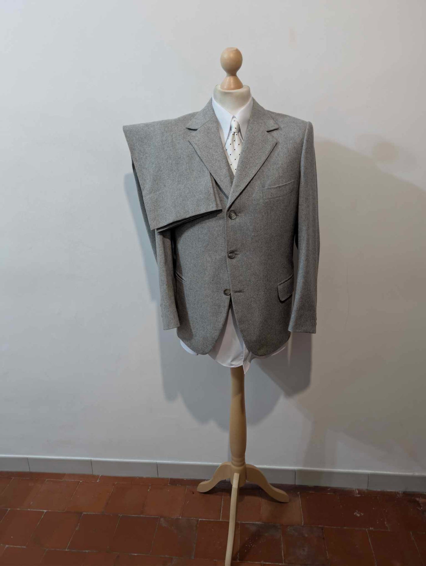Hellgrauer, dreiteiliger Anzug aus schwerem Flanell