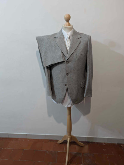 Hellgrauer, dreiteiliger Anzug aus schwerem Flanell