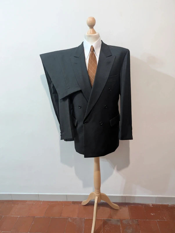 Élégant costume croisé gris en laine