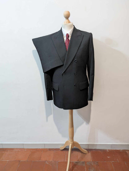 Sombre costume croisé de couleur noire en laine